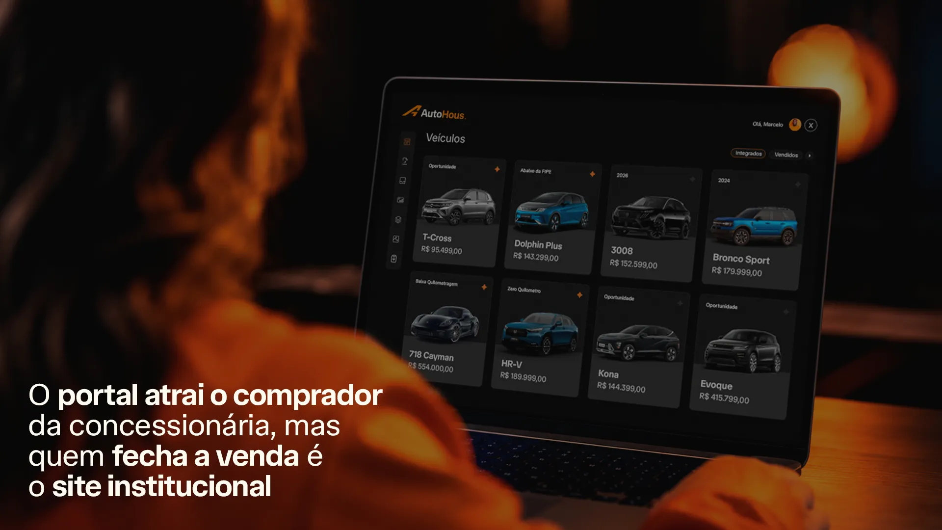 Pessoa usando notebook com o sistema AutoHous exibindo catálogo de carros, ao lado de texto sobre vendas em sites institucionais.
