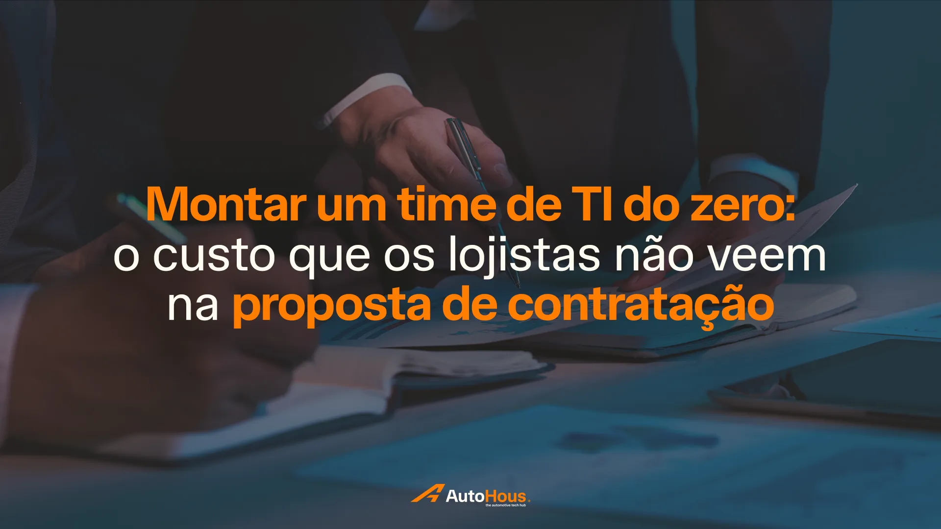 Pessoas em reunião assinando documentos em uma mesa com a frase sobre os custos ocultos de montar time de TI para lojistas.